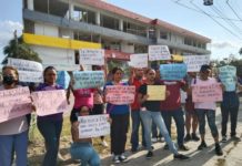 Protestan padres de familia porque discriminan en la escuela secundaria a niño trans