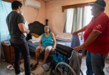 Beneficia Alcalde Carlos Peña Ortiz a ciudadanos con entrega de sillas de ruedas