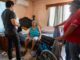 Beneficia Alcalde Carlos Peña Ortiz a ciudadanos con entrega de sillas de ruedas
