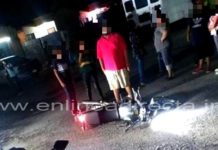 Impacta unidad a motocicleta y sale lesionado en apartada colonia popular