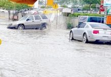 Lluvia y “encharcamientos deja unidades varadas, y cae en zanjas