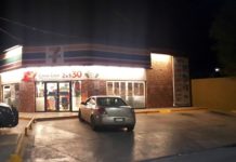 Ratero asalta con pistola a empleados de tienda y se lleva el dinero