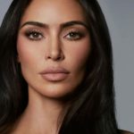 kim-kardashian-olhando-serio-1200×600