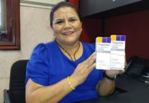 Ciudadanos piden apoyo de medicamento a regidora ante el desabasto en el IMSS