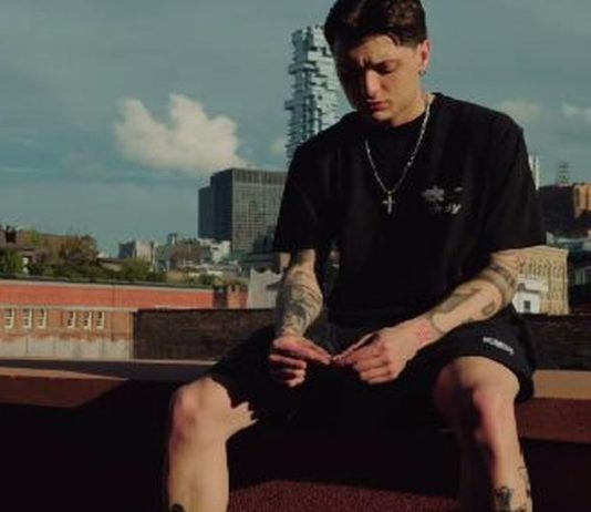 No era IA, así luce Peso Pluma con su nuevo corte de pelo