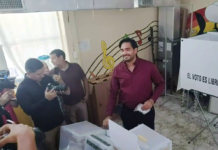 Carlos Peña acude a emitir su voto