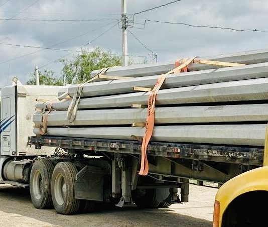 Llega primera remesa de postes para la 2a etapa de la obra de ampliación de red eléctrica