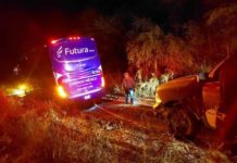 Autobús queda atrapado en una brecha