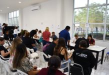 Policías reciben becas para servidores públicos e hijos
