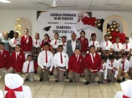 Alcalde electo, Biol. Ramiro Cortez Barrera, felicita a sus nuevos 25 ahijados graduados de la Primaria “16 de Febrero”