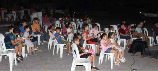Llevan a ciudadanos “Cine en tu Colonia”