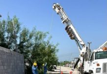 Inicia la instalación de postes en la construcción de la segunda etapa de la red eléctrica en la colonia Bicentenario