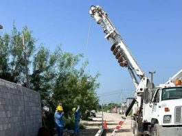Inicia la instalación de postes en la construcción de la segunda etapa de la red eléctrica en la colonia Bicentenario