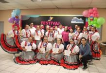 Niños y niñas realizan presentaciones culturales