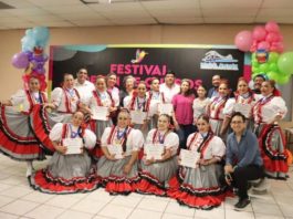 Niños y niñas realizan presentaciones culturales