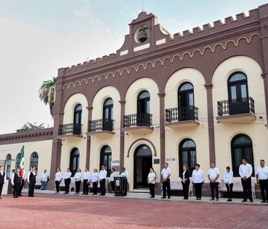 Realizan ceremonia de honores a los símbolos patrios
