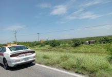 Auxilian a pareja lesionada en volcadura