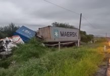 Guardia Estatal auxilia a conductor de tractocamión lesionado en volcadura