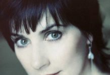 Enya una cantante irlandesa millonaria que vendió millones de discos