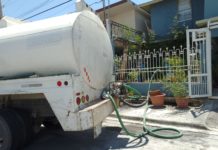 Abastece COMAPA a usuarios afectados por falta de agua en afluentes