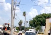 Chocan unidades y tumban poste de madera dejan cuantiosos daños en vialidad
