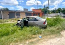 Aparatoso accidente vial deja una persona lesionada y cuantiosos daños materiales