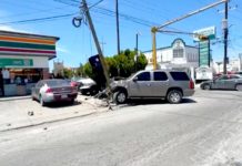 Camioneta se impacta contra poste y deja cuantiosos daños materiales