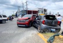 Chocan dos unidades en boulevard Hidalgo y dejan daños materiales