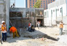 Constructores privados y municipales explotan a trabajadores de la construcción