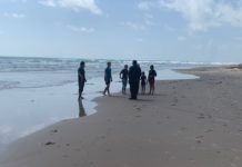 Exhortan a bañistas a respetar bandera negra y no ingresar al mar.