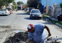 Trabaja COMAPA en reparación de fuga de agua en Villa Esmeralda