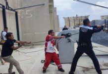 Rescatan a dos obreros que se quedaron atrapados mientras pintaban fachada de hotel
