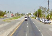 Rateros amagan a su víctima para robarle su unidad y huir