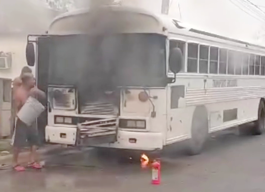 Se quema unidad y ciudadanos trataron de sofocarlo con cubetas con agua (2)