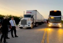 Transportistas varados en protestas piden resuelvan situación de bloqueos de carretera
