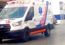 Unidad médica auxilia a persona tirada cercas de las vías del tren