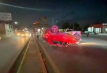 Vuelca unidad sobre boulevard Hidalgo y deja cuantiosos daños materiales
