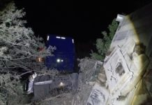 Vuelca unidad y deja daños en carretera a Tula