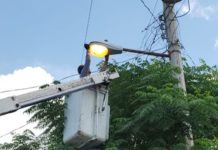 Aplican trabajos de iluminación en calles de Río Bravo