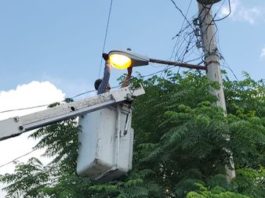 Aplican trabajos de iluminación en calles de Río Bravo