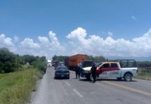 Poste de CFE causa caos en carretera a Jaumave