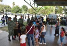 Celebran domingo familias con exhibición militar