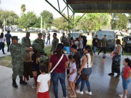 Celebran domingo familias con exhibición militar