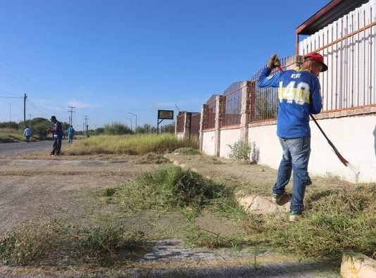 Continúa con trabajos de limpieza en calles de Miguel Alemán