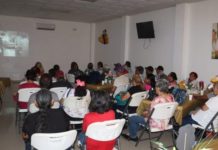 Abuelitos disfrutan de una película del Cine de Oro