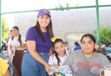 Disfrutan lotería de mochilas y utiles escolares