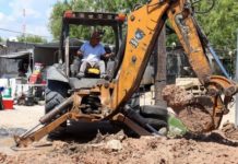 Trabaja COMAPA en la reparación de una fuga de agua potable en la Zona Centro