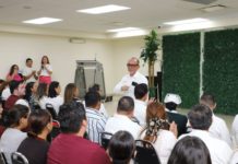 Conmemoran día de las personas adultas mayores con plática “Alzheimer y otras demencias”