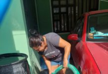Repartió COMAPA agua potable por medio de pipas en diferentes sectores