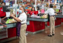 Entrega DIF Reynosa canasta básica a abuelitos empacadores